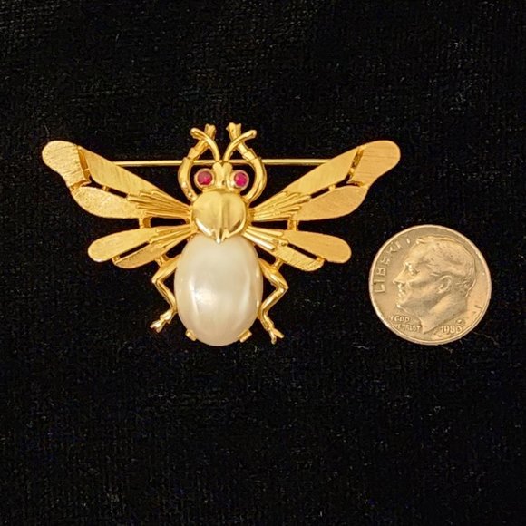 Vintage Trifari Flying Bee Insect Brooch - Jelly Belly Faux Pearl Cabochon - Picture 2 of 5